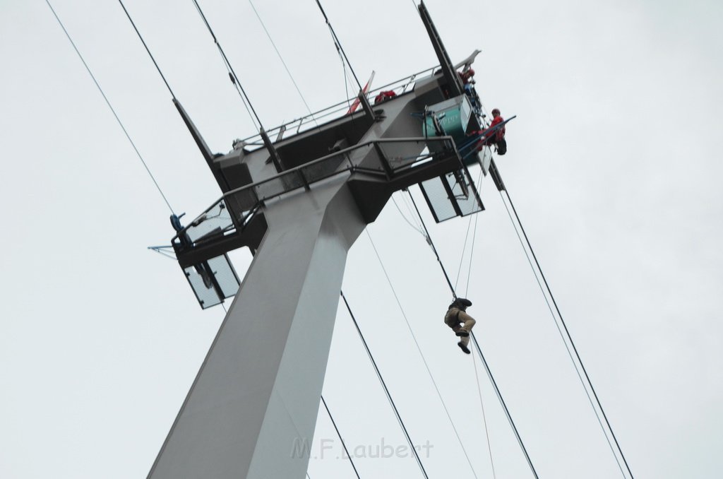 Einsatz BF Hoehenretter Koelner Seilbahn Hoehe Zoobruecke P2197.JPG